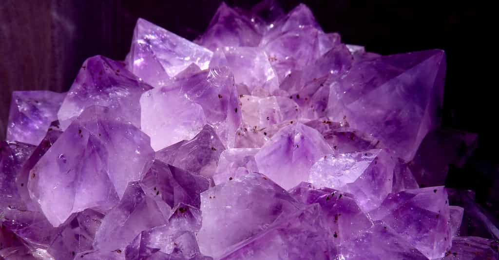 L’améthyste — une variété du quartz —, ici en photo, est une gemme — une pierre qui intéresse la bijouterie — transparente de couleur violette. © alusruvi, Pixabay, CC0 Creative Commons