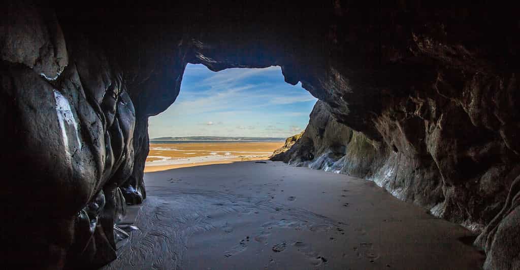 Les grottes sont des cavités souterraines qui peuvent être révélées par la marée. © diego_torres, Pixabay, CC0 Creative Commons