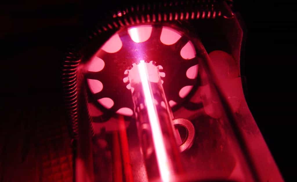 Des chercheurs irlandais viennent de mettre en évidence une nouvelle forme de lumière. Ici, un laser à hélium-néon semblable à celui qui leur a permis de vérifier une prédiction de la mécanique quantique datant des années 1980. © noomoahk, CC by 3.0