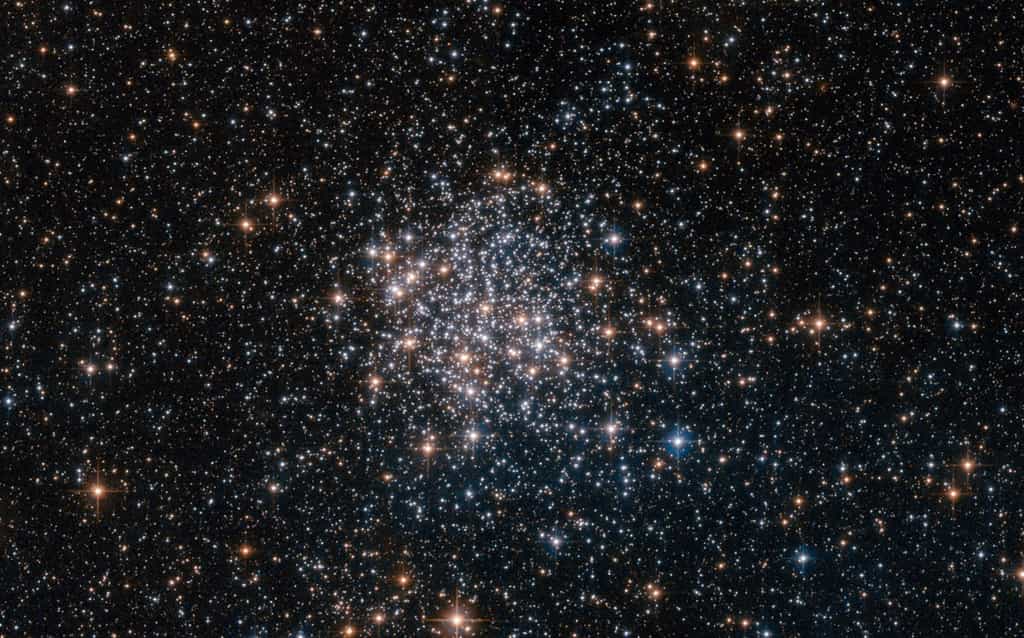  Dans l'amas ouvert NGC 1854, vu par Hubble, les étoiles sont de masses différentes mais cependant presque toutes nées en même temps, par effondrement gravitationnell et fragmentation d'un nuage moléculaire. Les étoiles visibles sont donc jeunes et, dans un milliard d'années tout au plus, elles seront dispersées. Pour un Terrien, NGC 1854 est observable depuis l'hémisphère sud. © Nasa, Esa