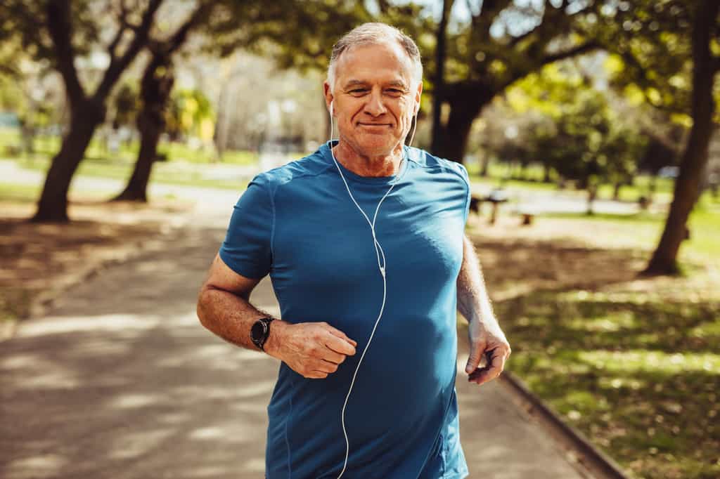 Être actif physiquement compte parmi les habitudes à prendre pour ralentir le vieillissement biologique de six ans. © Jacob Lund, Shuttertock