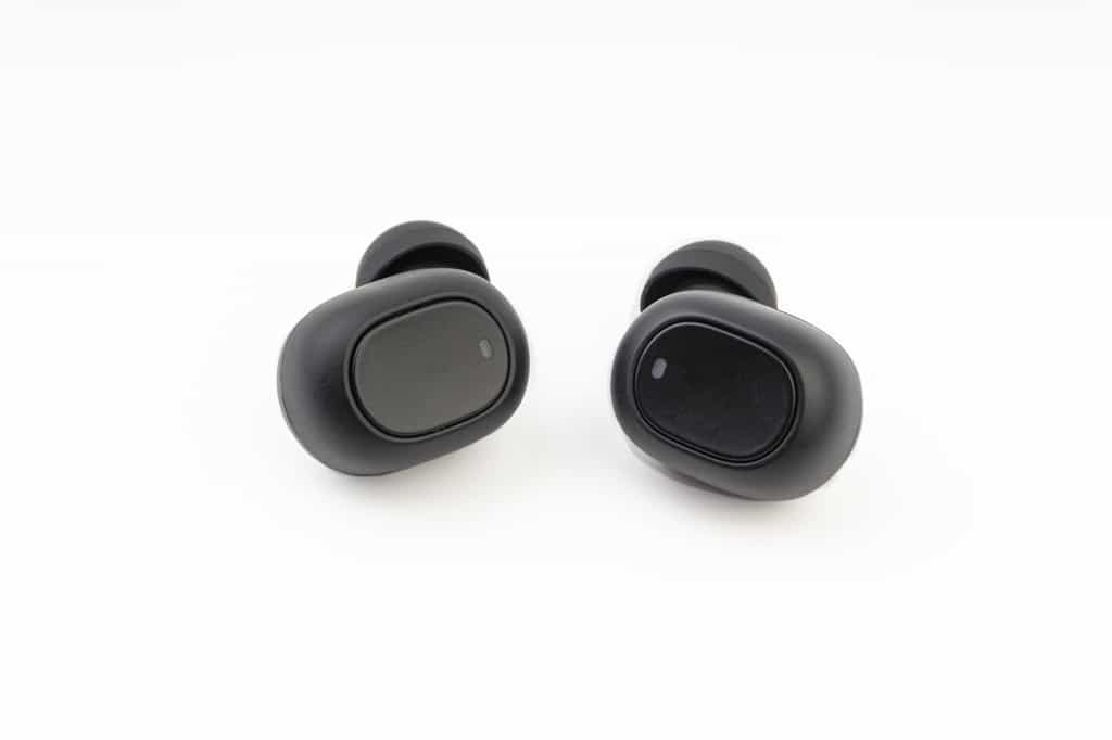 Les écouteurs sans fil sont aussi appelés wireless ou bluetooth. © instagram.com/_alfil, Adobe Stock