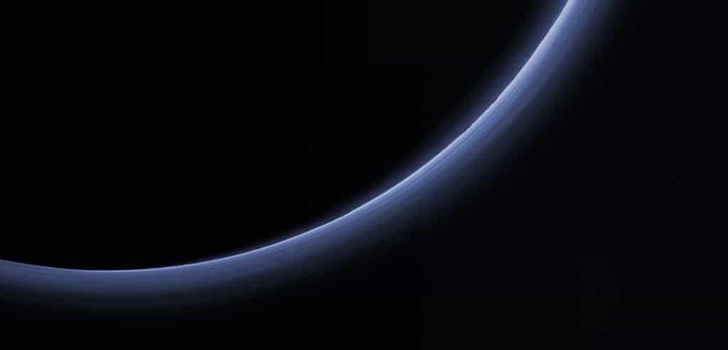 Pluton à contre-jour photographiée par la sonde New Horizons. © Nasa, JHUAPL, SwRI