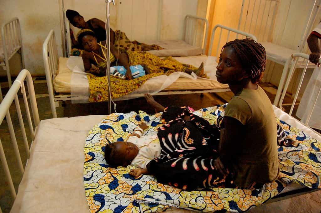 Les jeunes enfants et les femmes enceintes sont particulièrement touchés par le paludisme. © USAID Africa Bureau, Wikimedia Commons, DP