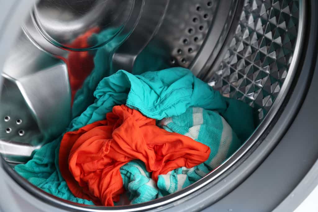 Quelques gestes pour réduire la pollution plastique des océans : laver nos vêtements à 30 °C et utiliser une lessive liquide. © Africa Studio, Adobe Stock