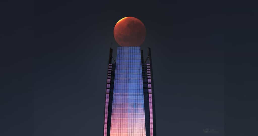 L'éclipse partielle de la Lune, le 19 novembre 2021, au-dessus du plus grand gratte-ciel d'Amérique du sud, Gran Torre Santiago, au Chili. © Yuri Beletsky (Carnegie Las Campanas Observatory, TWAN), Apod (Nasa)