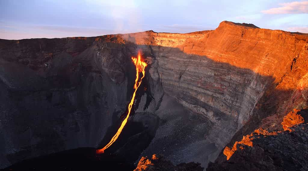 Éruption du 2 janvier 2010 du Piton de la Fournaise, dans le cratère Dolomieu. © Patrice Huet