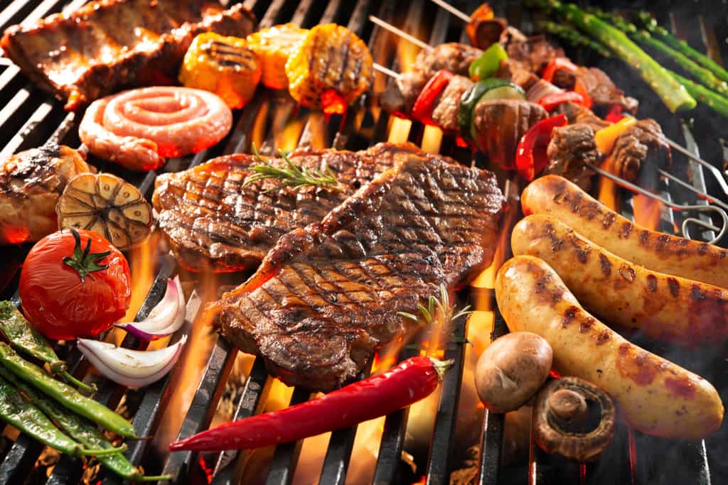L'arrivée des beaux jours marque le début de la saison des barbecues. Le quel choisir selon sa configuration ? © Alexander Raths, Adobe Stock