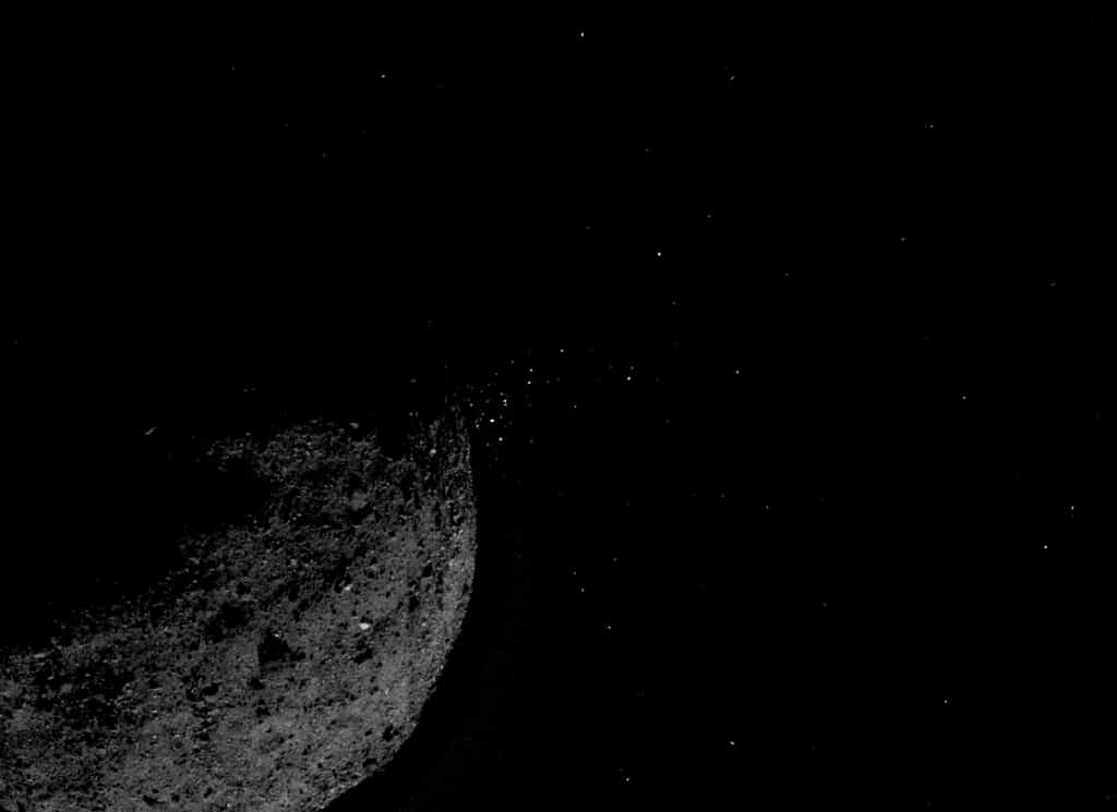 De la poussière éjectée de la surface de Bennu vue le 19 janvier 2019 par Osiris-Rex, alors à 1,61 km d'altitude. © Nasa, Goddard, University of Arizona, Lockheed Martin