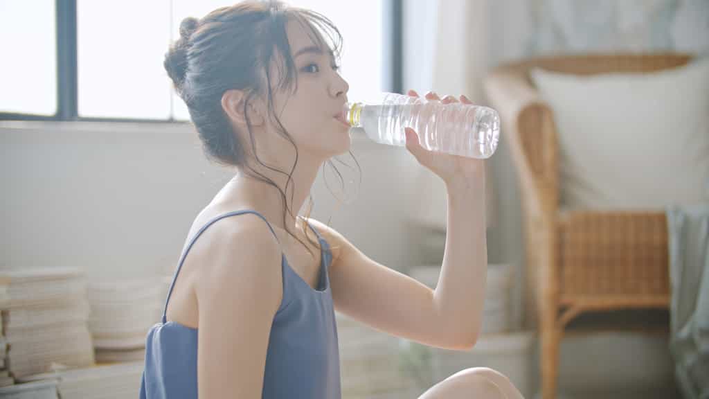 Boire suffisamment d'eau tous les jours est indispensable au bon fonctionnement du corps humain. © naka, Abode Stock