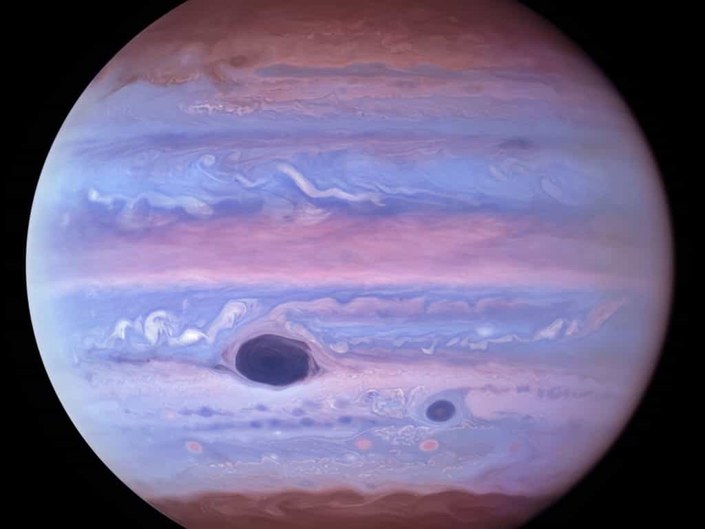 Cette image ultraviolette de Jupiter a été créée à partir de données prises le 11 janvier 2017 à l'aide de la caméra grand champ 3 du télescope spatial Hubble. La grande tache rouge et la tache rouge Jr. (également connue sous le nom d'Oval BA) absorbent le rayonnement ultraviolet du Soleil et apparaissent donc sombres dans cette vue. © Nasa&nbsp;/ ESA / NOIRLab / NSF / Aura&nbsp;/ M.H. Wong et I. de Pater (UC Berkeley) et al. M. Zamani