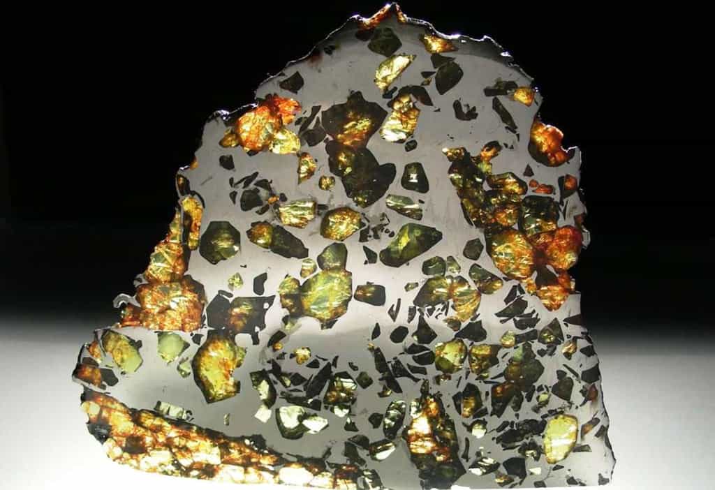 La météorite Esquel est une pallasite trouvée en 1951 dans la province de Chubut en Argentine. Il s’agit de la plus belle des météorites constituée d’une trame de fer et de nickel dans laquelle se détachent des grains d’olivine. © L. Carion, carionmineraux.com