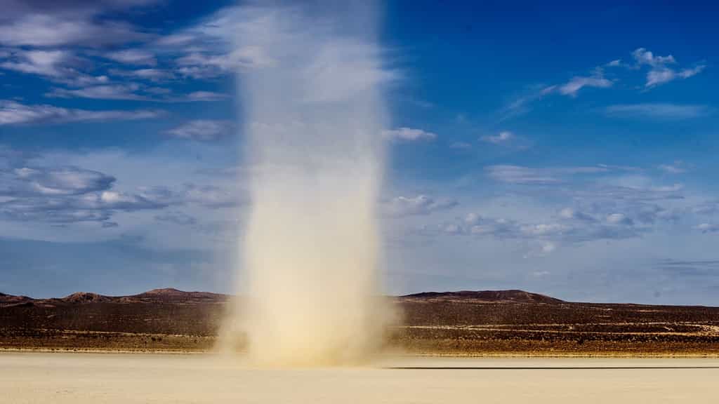 Un très large&nbsp;Dust Devil dans le désert américain. © Canva