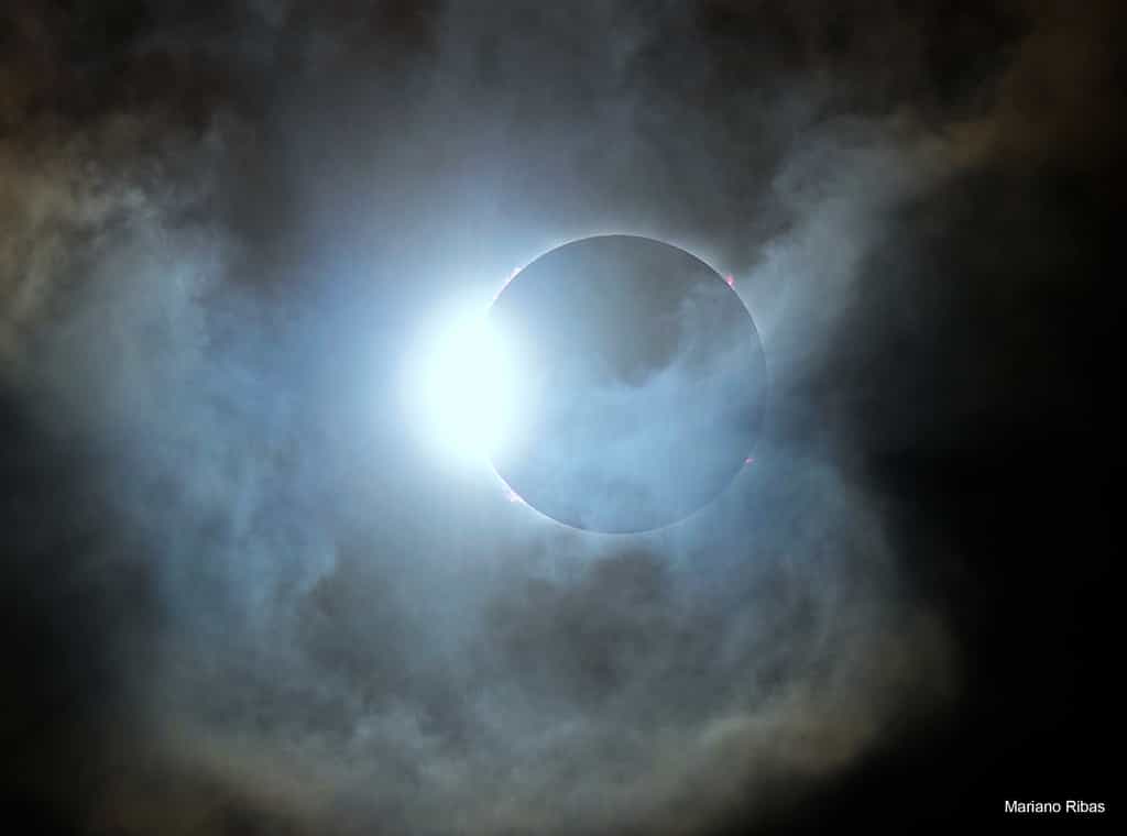 Magnifique photo de l'éclipse totale du Soleil prise le 14 décembre 2020. Des éruptions solaires débordant du disque lunaire sont bien visbles. © Mariano Ribas (Planetario de la Ciudad de Buenos Aires)
