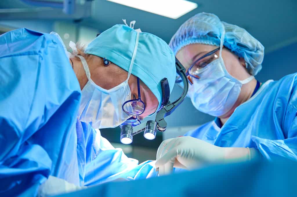 La chirurgie est une discipline médicale vitale qui offre des solutions thérapeutiques efficaces pour un large éventail de conditions médicales. © Georgii, Adobe Stock