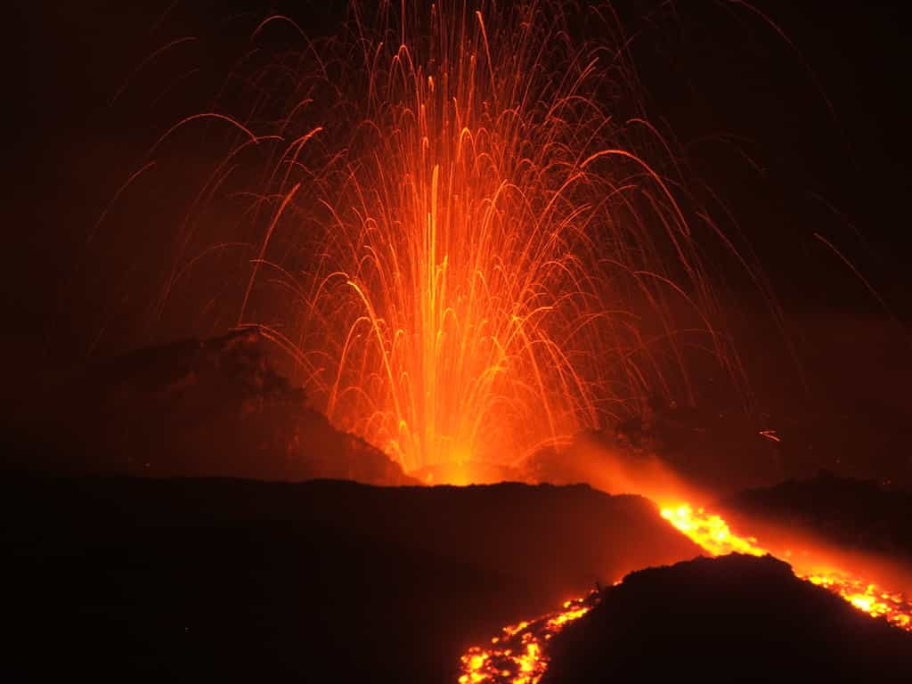 L'activité explosive de l'Etna s'est intensifiée ce 4 juillet. © Bastien Poux, Adobe Stock