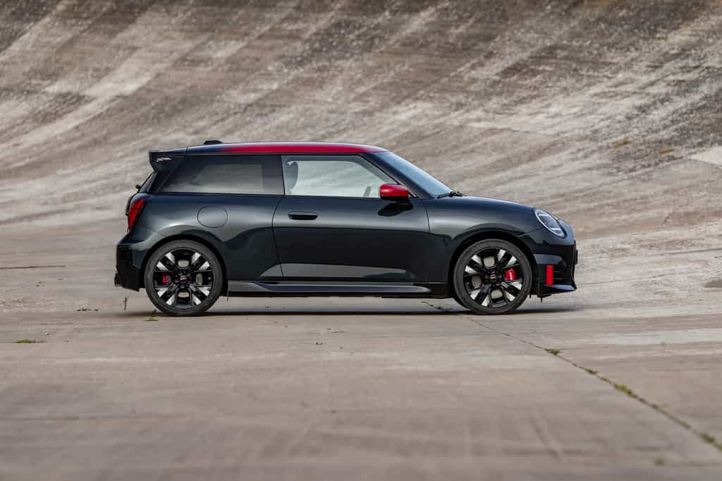 La nouvelle gamme Mini JCW adopte une motorisation électrique mais conserve leur tempérament de véritable sportive. © Mini