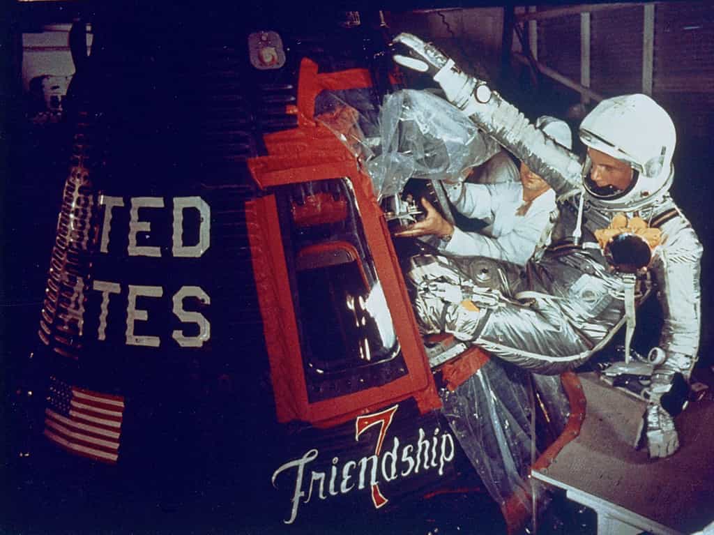 John Glenn entre dans la capsule Friendship, le matin du 20 octobre 1962. Quelques heures plus tard, près d’un an après Youri Gagarine, il deviendra le premier Américain à réaliser un vol orbital autour de la Terre. © Nasa