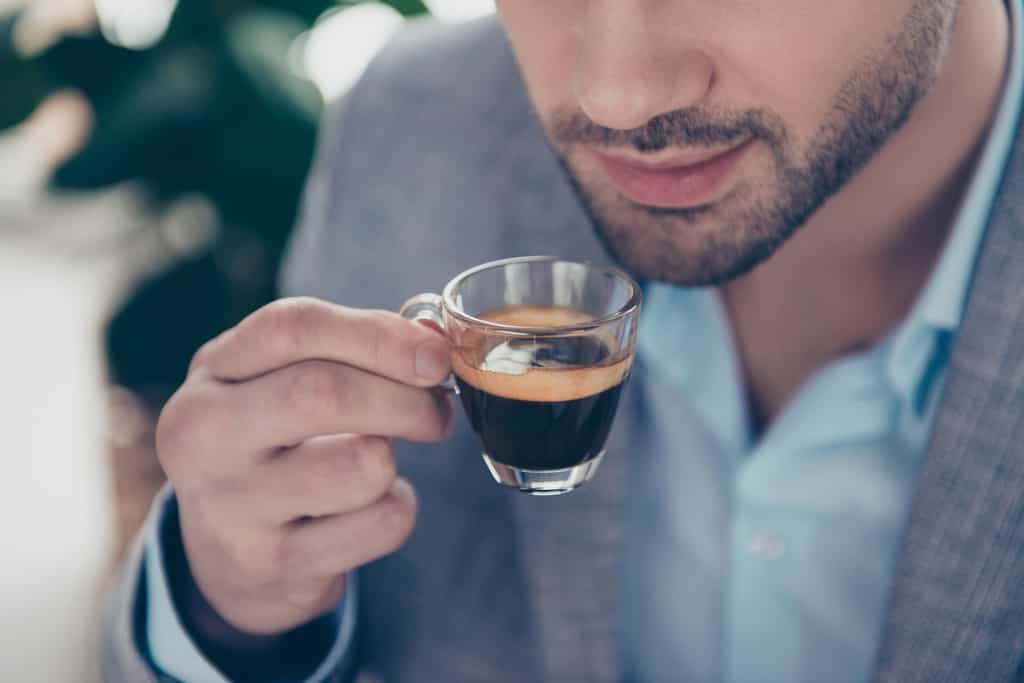 Selon une récente étude, la consommation quotidienne de café entraîne une réduction temporaire de la matière grise. © deagreez, Adobe Stock