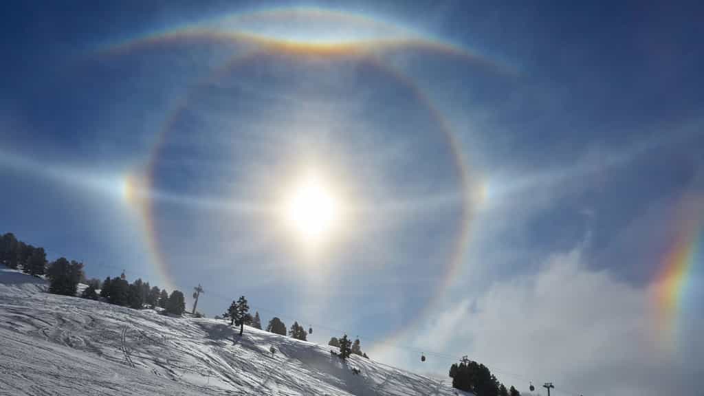 Les plus beaux halos solaires, dans leur forme complète, s'observent en montagne par grand froid. © Canva