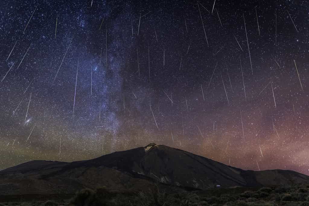 Les étoiles filantes qui nous font rêver sont le produit de l'entrée dans l’atmosphère de notre Terre de micrométéorites. Certaines arrivent jusqu’au sol. Et ce sont elles que des chercheurs du CNRS ont traquées dans la neige de l’Antarctique pendant vingt ans. Ci-dessus, pluie de météores au-dessus du volcan Teide. © vicenterbosch, Adobe Stock