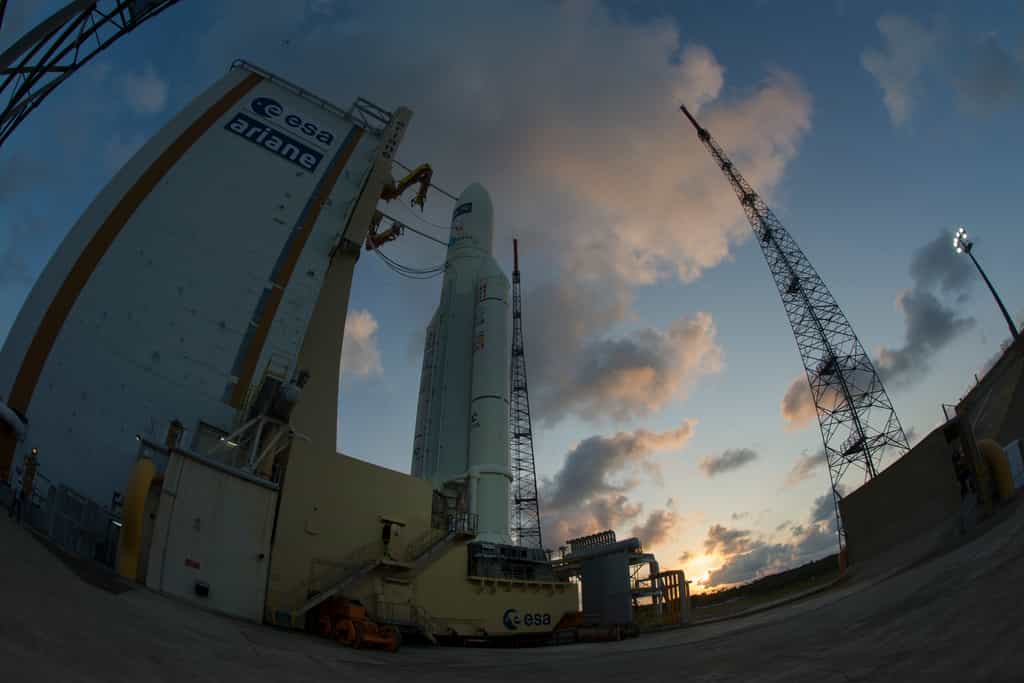 Le lanceur Ariane 5 ES photographié le 29 juillet 2014 au matin lors de son transfert vers le pas de tir. Le lancement du vol VA219, avec l'ATV-5 Georges Lemaître, est prévu le 29 à 23 h 44 en temps universel. © Esa, S. Corvaja, 2014