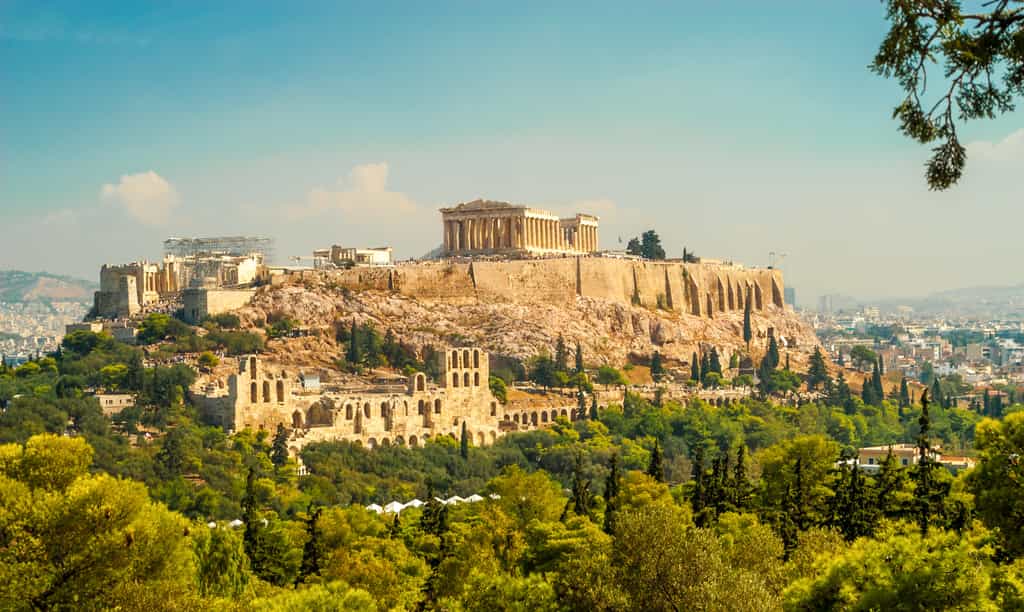 L'Acropole d'Athènes abrite de nombreux bâtiments célèbres, comme le Parthénon, les Propylées, le temple d’Athéna Nikè et l'Érechthéion. En 2012, une vaste campagne de restauration a été lancée. © milosk50, Adobe Stock