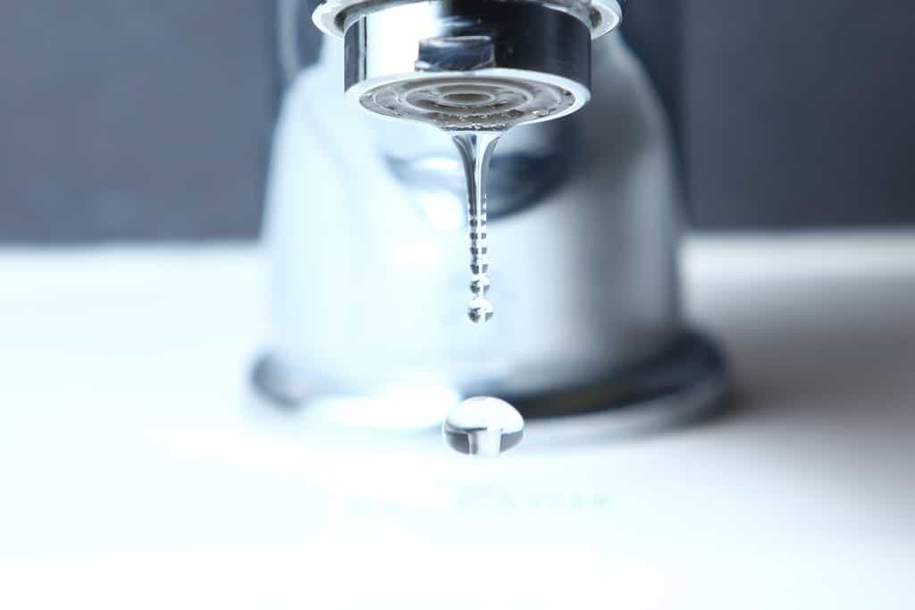 Au-delà du côté agaçant à l'oreille, un robinet qui goutte impacte votre facture d'eau. © rafaello, Adobe Stock