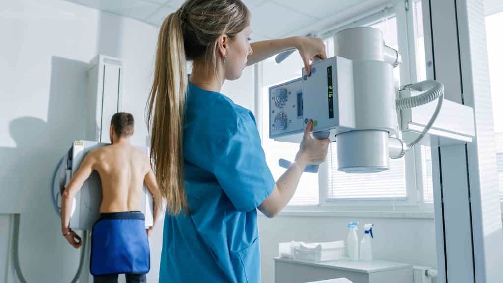 La radiographie est indispensable au diagnostic. © Gorodenkoff, Adobe stock