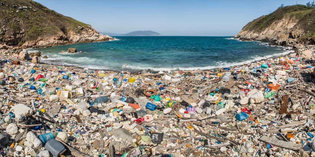 Les déchets en plastique passent des terres aux fleuves, puis des fleuves aux mers et océans. © robertharding, Adobe Stock