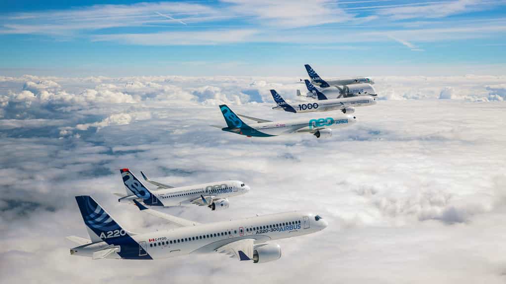 La gamme des avions commerciaux réunis en vol lors des 50 ans de l'avionneur européen. © Airbus, S. Ramadier