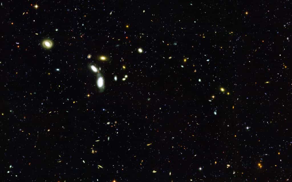 L’astrophysicien Hervé Dole s’intéresse beaucoup aux grandes structures de l’univers comme les amas de galaxies, leurs origines et évolution. Dans son livre Le côté obscur de l’univers, le chercheur évoque les grandes énigmes du XXIe siècle comme la nature de la matière noire et aussi celle de l’énergie noire. © Hubble, ESA, GOODS Team, M. Giavalisco (STScI)