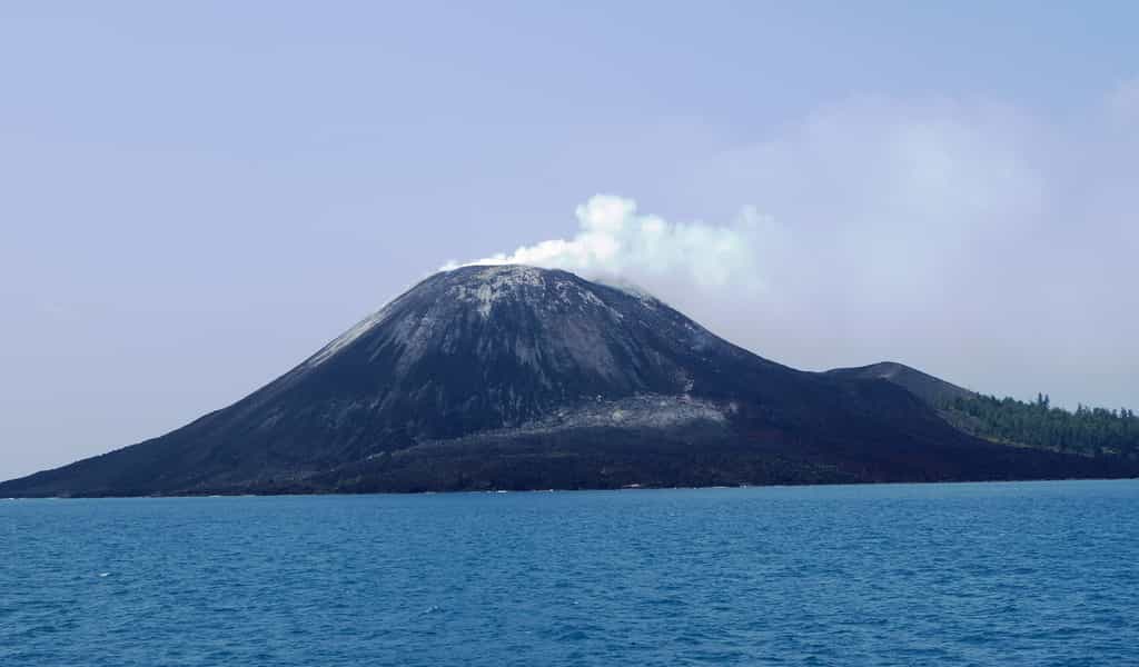 Une vue de l'Anak Krakatau, il y a quelques années alors qu'il était presque paisible. © Lord Mountbatten, Wikipédia, cc by-sa 3.0