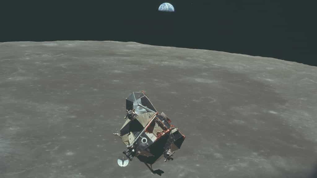 Le LEM d'Apollo 11 lors de sa descente pour alunir sur la Lune. © Nasa