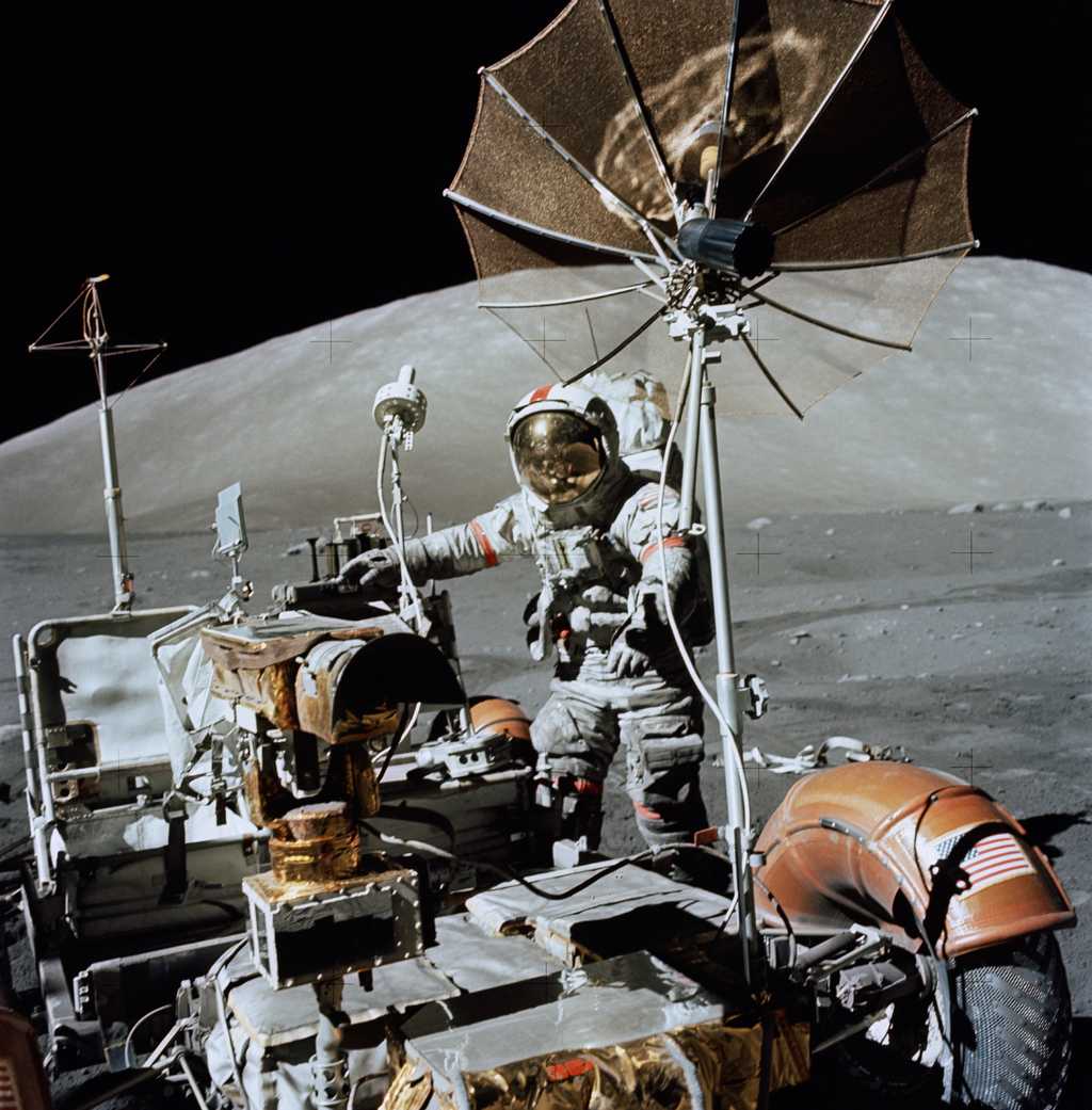 Le véhicule lunaire de la mission Apollo 17, en 1972, avec Eugene Cernan, couvert de poussière. © Nasa