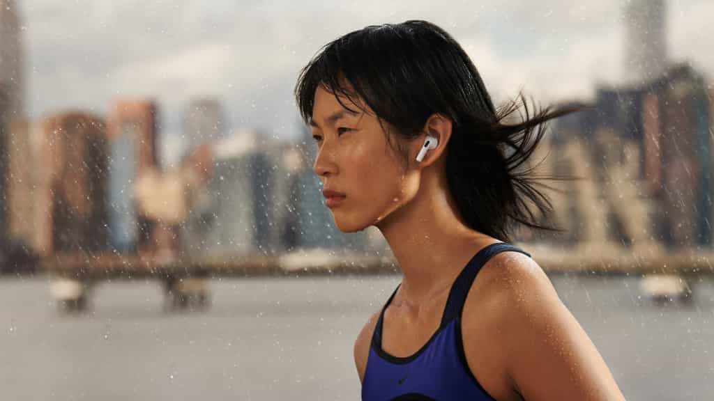 Plus effilés, les AirPods d’Apple gagnent en autonomie et leur qualité audio se rapproche de celle du modèle « pro ». © Apple