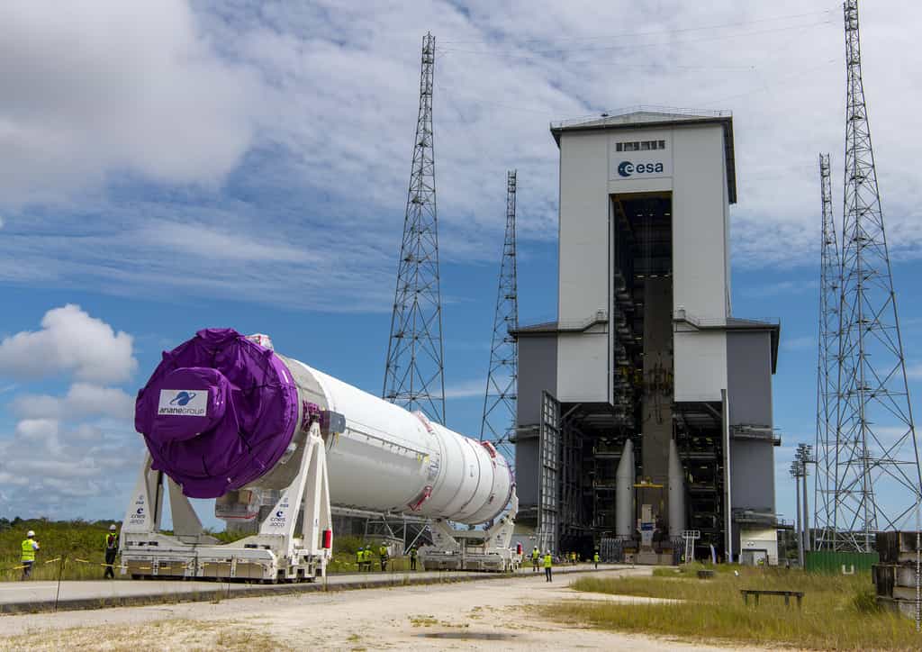 Transfert du corps central d’Ariane 6, composé des deux étages cryogéniques assemblés (principal et supérieur), du Bâtiment d'assemblage lanceur à son pas de tir. Le corps central a roulé sur 800 mètres à l’horizontale pendant une vingtaine de minutes à une vitesse de 3 km/h grâce à quatre véhicules à guidage automatisés. © ESA-Cnes-ArianeGroup-Arianespace-CSG Service Optique