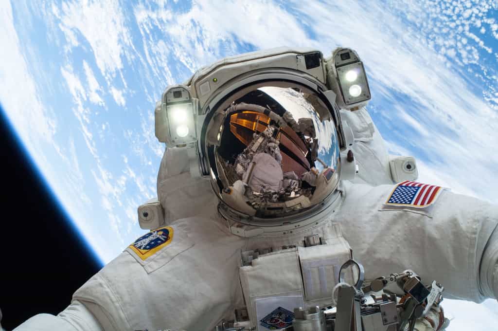 Comment font les astronautes dans leurs combinaisons spatiales quand ils ont une envie pressante ? Peut-on aller aux toilettes dans l'espace ? Et pour se laver ? © Nasa
