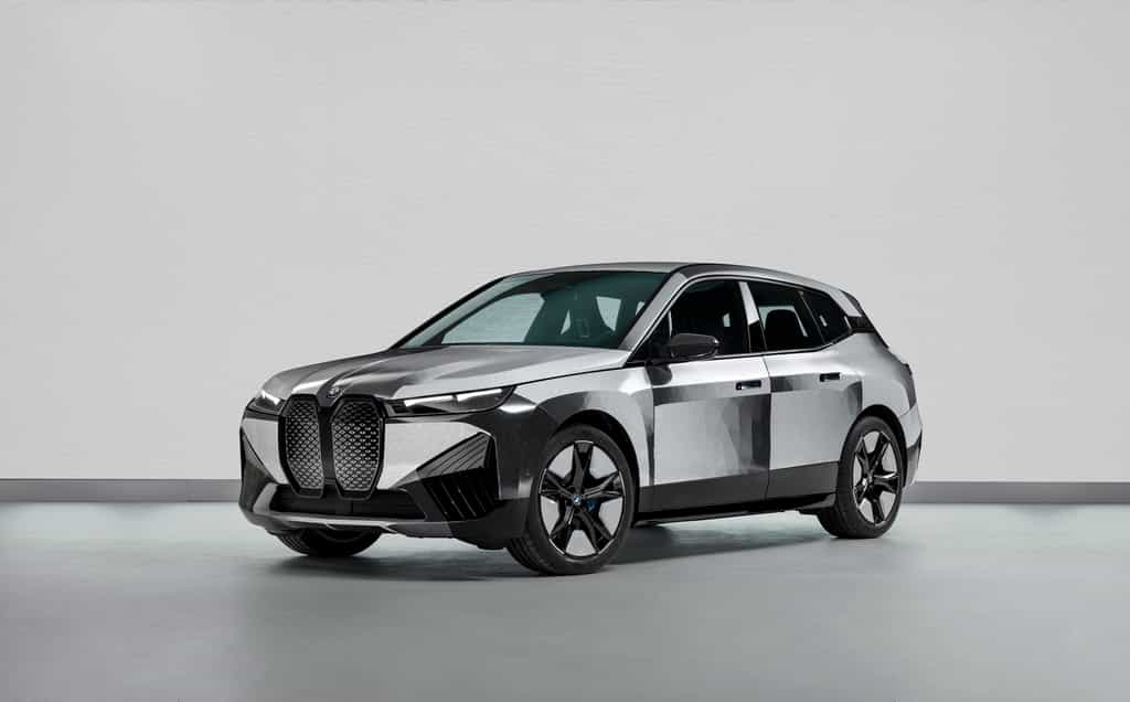Le SUV BMW iX Flow utilise la technologie d’encre électronique (E Ink) popularisée par les liseuses électroniques. © BMW