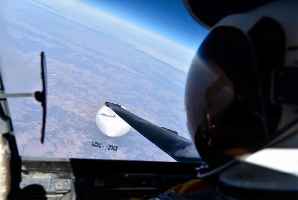 Le ballon chinois, présenté comme un espion par les Américains, est ici vu depuis le cockpit de l'avion « U2 » avant de l'abattre. Notez l'ombre de l'avion américain sur l'enveloppe du ballon. © Département de la Défense des États-Unis (DOD)