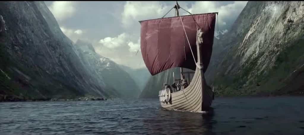 Bateau viking dans un fjord. Scène de la série TV Vikings, sur History. © Histoire Normandie.