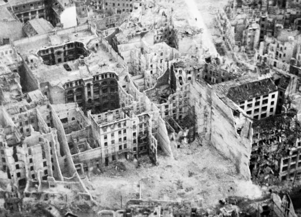 Berlin en 1945. Le IIIe Reich a survécu huit jours à la mort d'Adolf Hitler. © Royal Air Force official