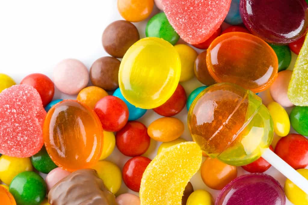 Parmi la grande variété de sucreries, il existe des bonbons sans sucre et ils se déclinent dans une palette variée de goûts, de couleurs et de formes. © Seralex, Adobe Stock
