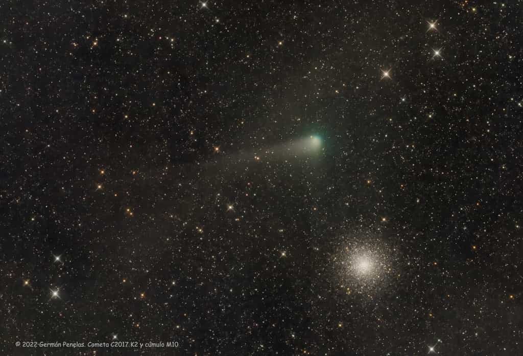 La comète C/2017 K2 (PanStarrs) photographiée fin devant l'amas d'étoiles IC 4665 dans la constellation d'Ophiuchus. © Jose J. Chambo (Cometografia), Apod (Nasa)