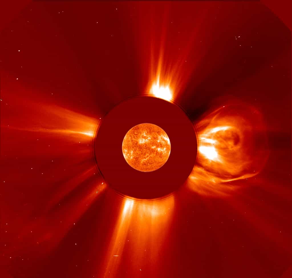 Bourasques de vent solaire imagées par le satellite Soho en avril 2001. Le Soleil au centre a été observé avec un autre instrument et superposé sur le disque noir de Lasco C2 qui masque le Soleil. © Nasa, ESA, Soho