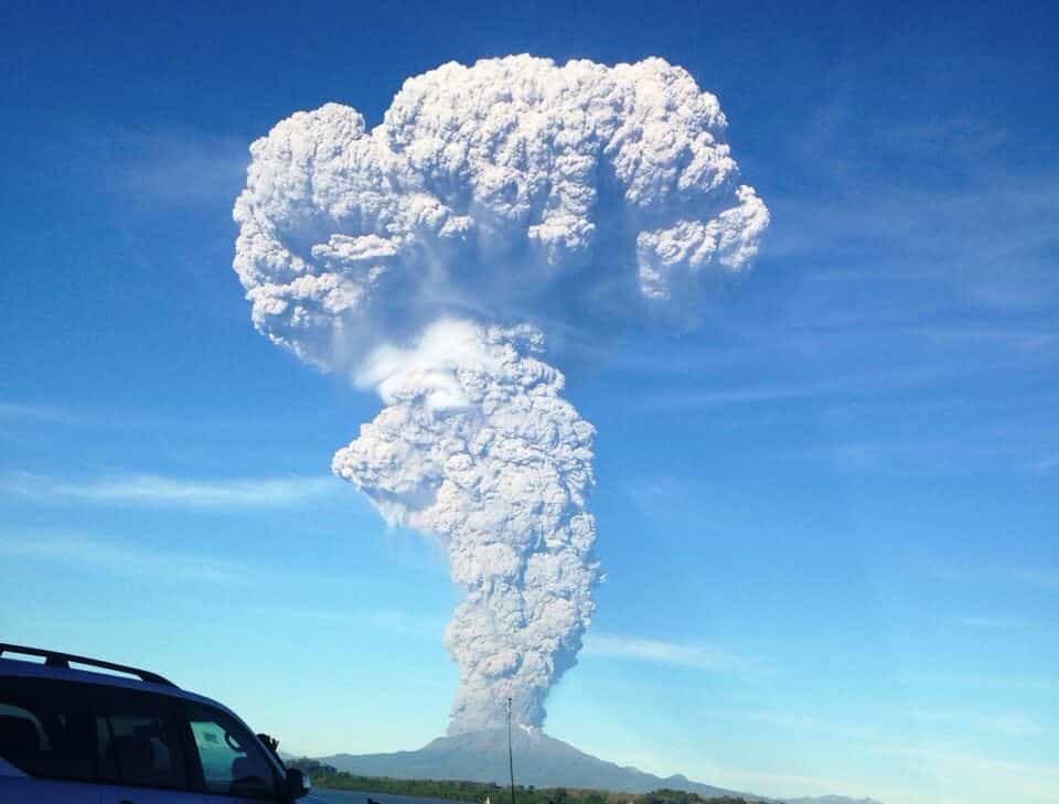 Un large panache de cendres s'est élevé du volcan Calbuco mercredi 22 avril. Une autre éruption a eu lieu le lendemain matin. Après 43 ans de sommeil, son réveil est pour le moins explosif. © Emol, Sernageomin