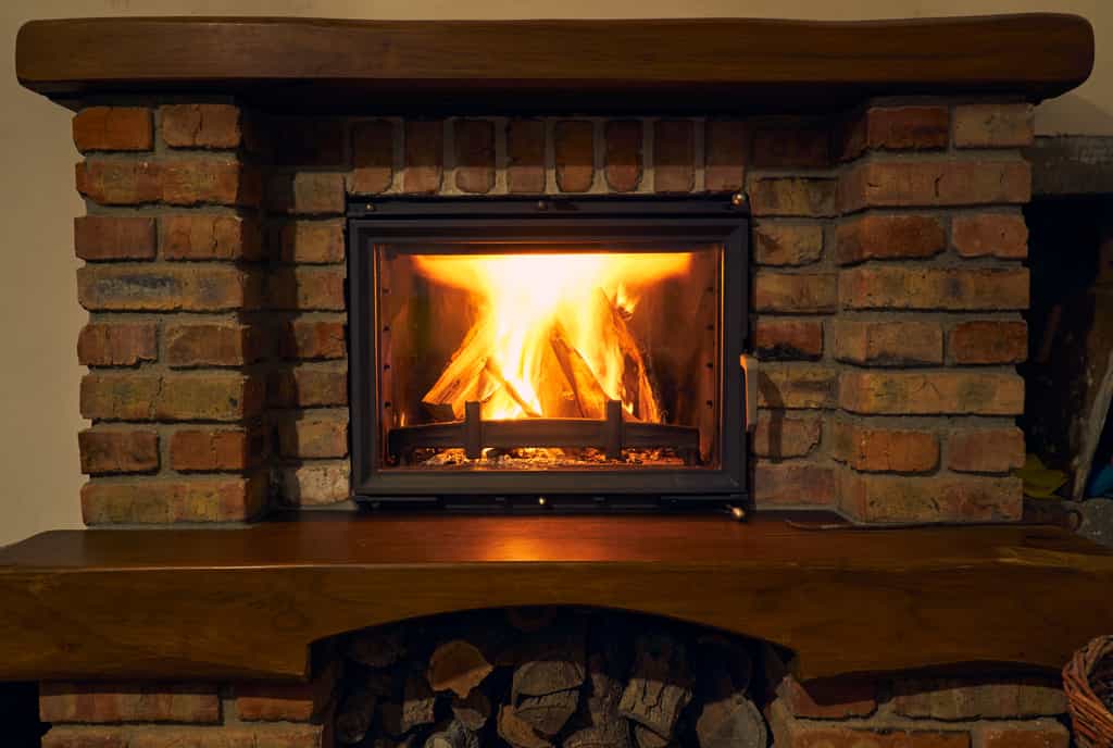 La chaleur dégagée par un foyer fermé ou un insert peut chauffer toutes les pièces de la maison à condition qu'elle soit répartie de façon homogène. Une opération que seuls les dispositifs de distribution d’air chaud permettent. © soleg, Adobe Stock