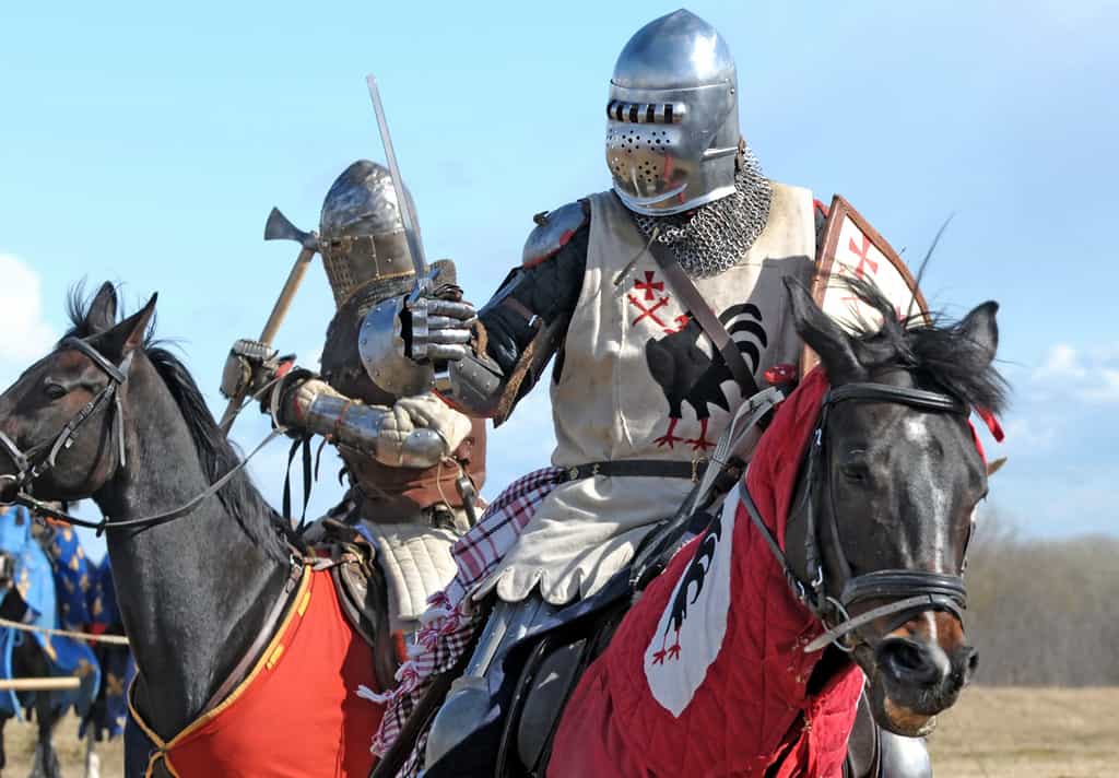 L'équipement du chevalier au Moyen Âge est à la fois coûteux et imposant. © Google Images