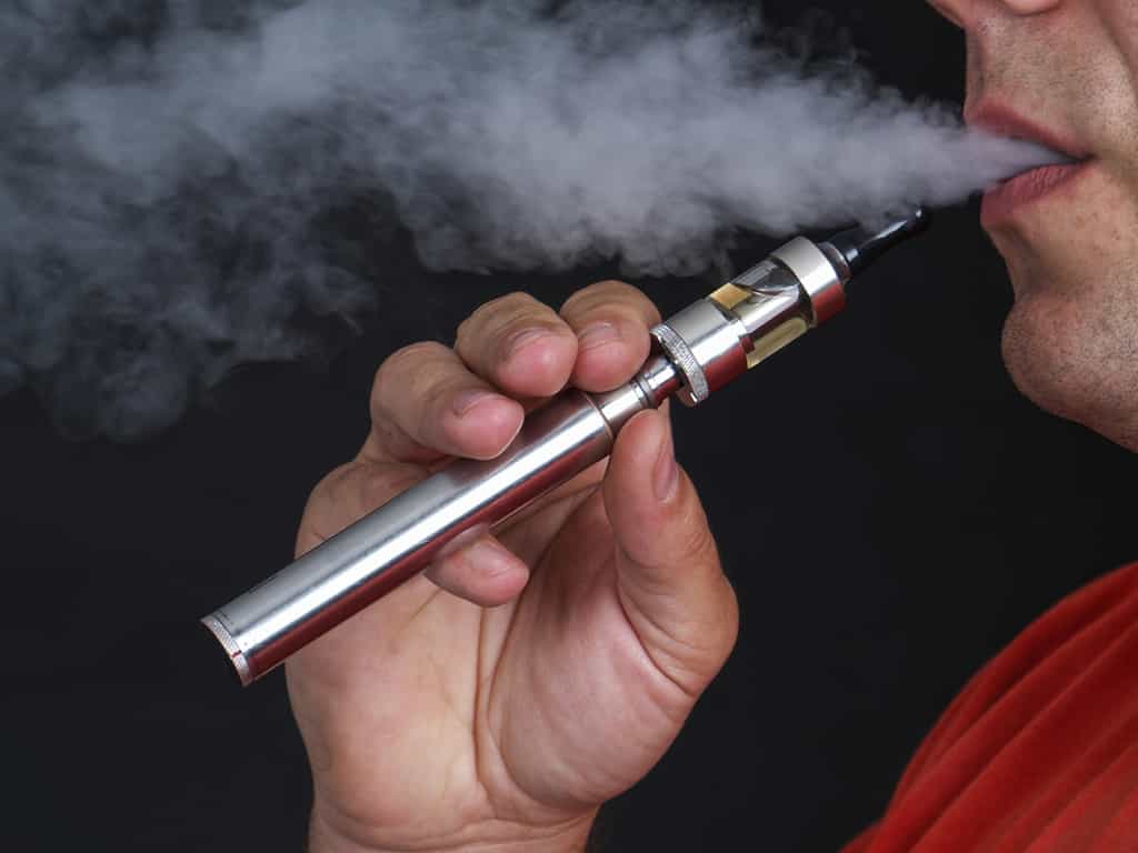 Les cellules en culture&nbsp;soumises à la vapeur de&nbsp;cigarettes électroniques&nbsp;ont plus de probabilité de se mourir. © Pryzmat, Shutterstock