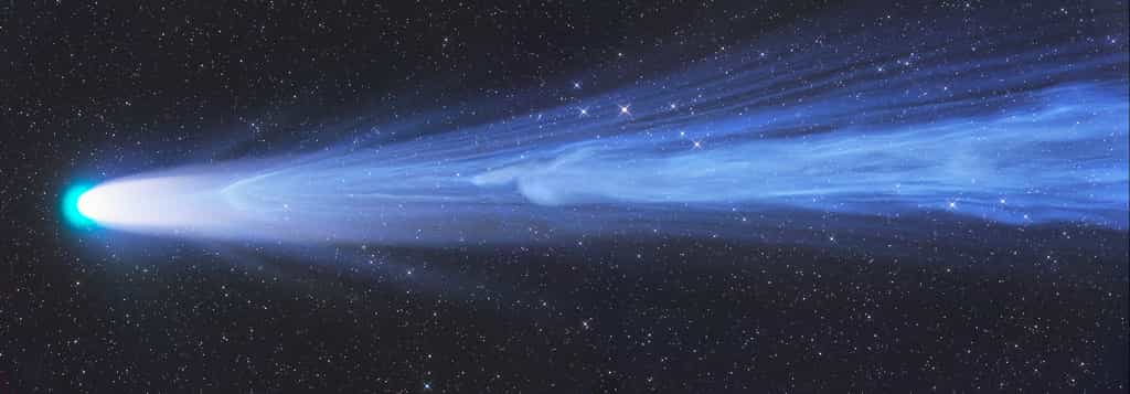 La comète Leonard, découverte par G.-J. Leonard le 3 janvier 2021. Sur cette image, on peut voir qu'un morceau de la queue de la comète a été arraché et emporté par le vent solaire. Cette photo, réalisée par Gerald Rhemann le 25 décembre 2021, est la grande gagnante du concours Astronomy Photographer of the Year 2022. © Gerald Rhemann